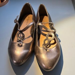 Torrid metallic flat with buckle, size 8W